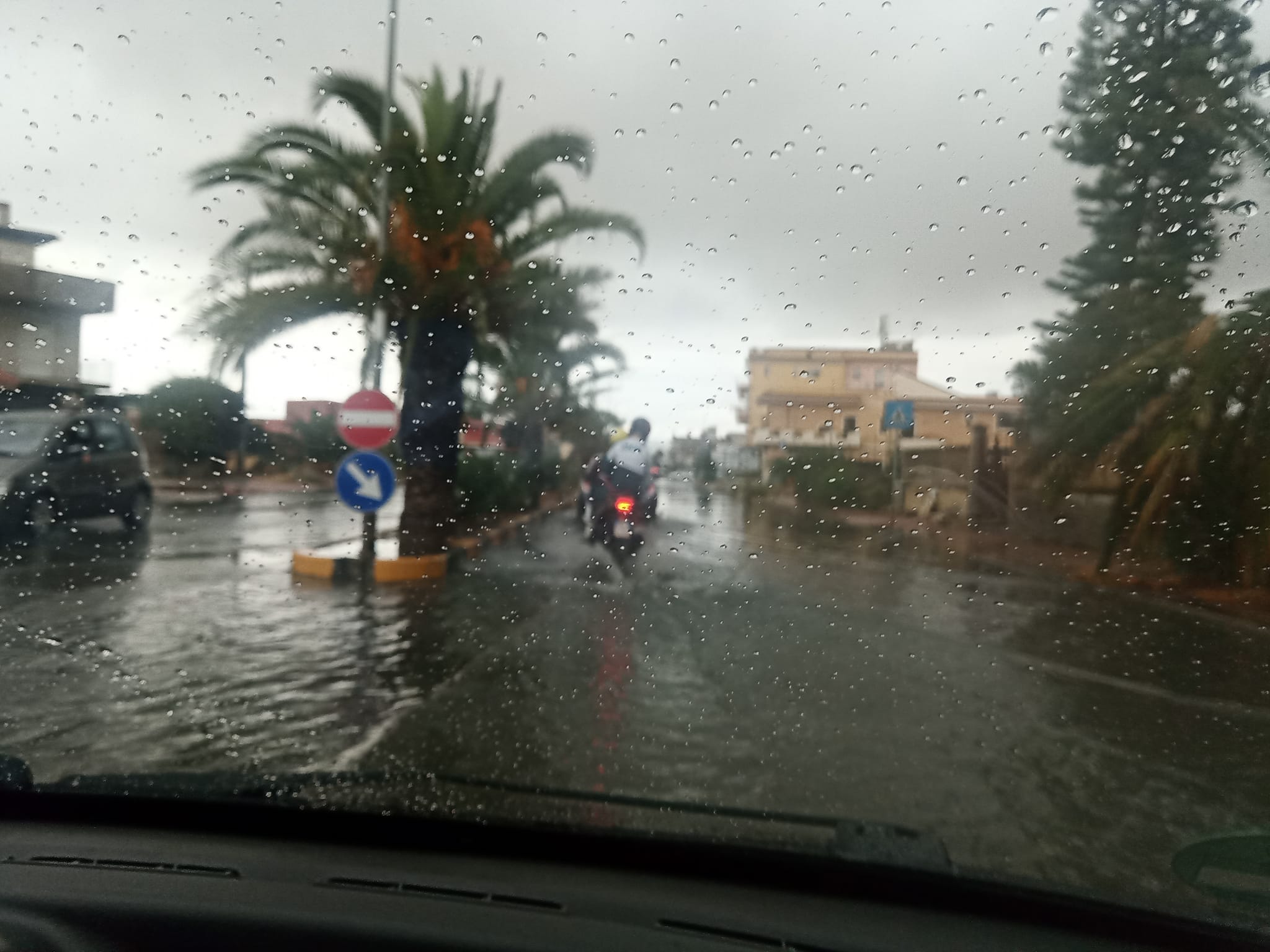Nubifragio a Gela, strade allagate in pochi minuti. Disagi per gli elettori