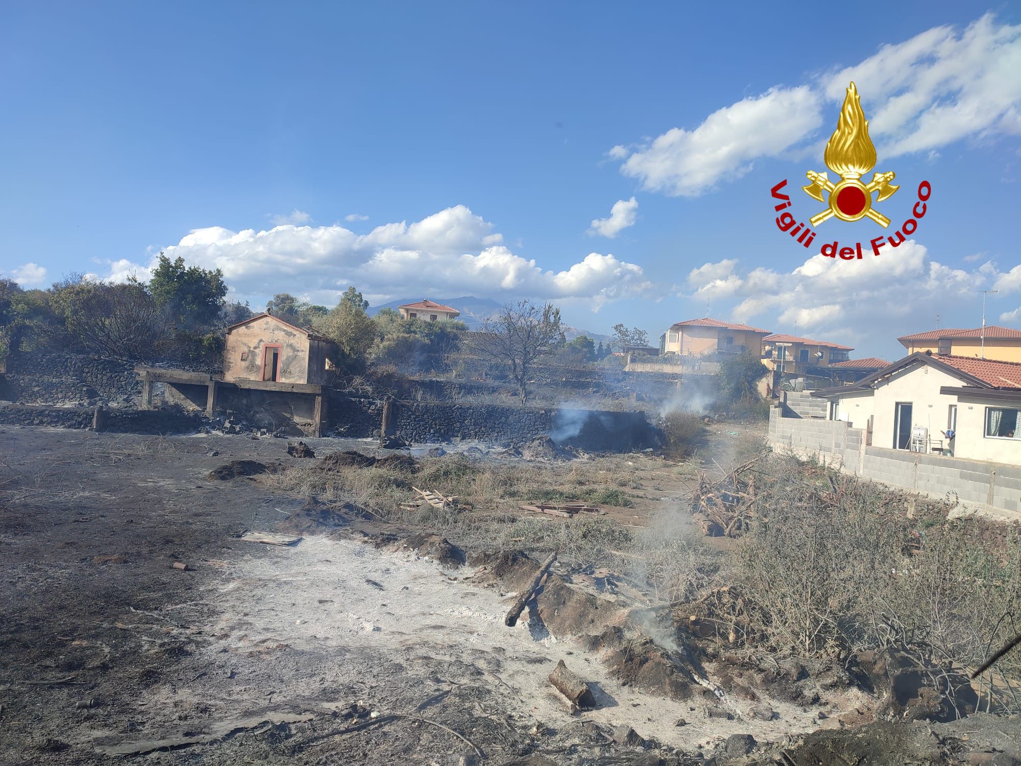Incendi nel territorio etneo: Vigili del Fuoco al lavoro