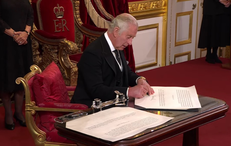 Elisabetta II, il figlio Carlo proclamato re: “Consapevole di eredità e responsabilità”