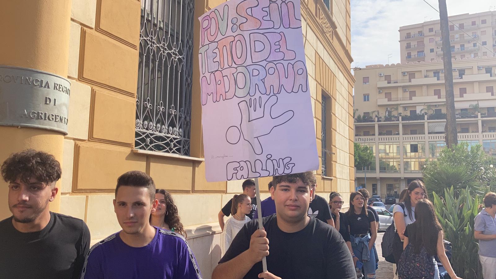 “Chiediamo solo sicurezza”, studenti del Liceo Politi protestano in Prefettura