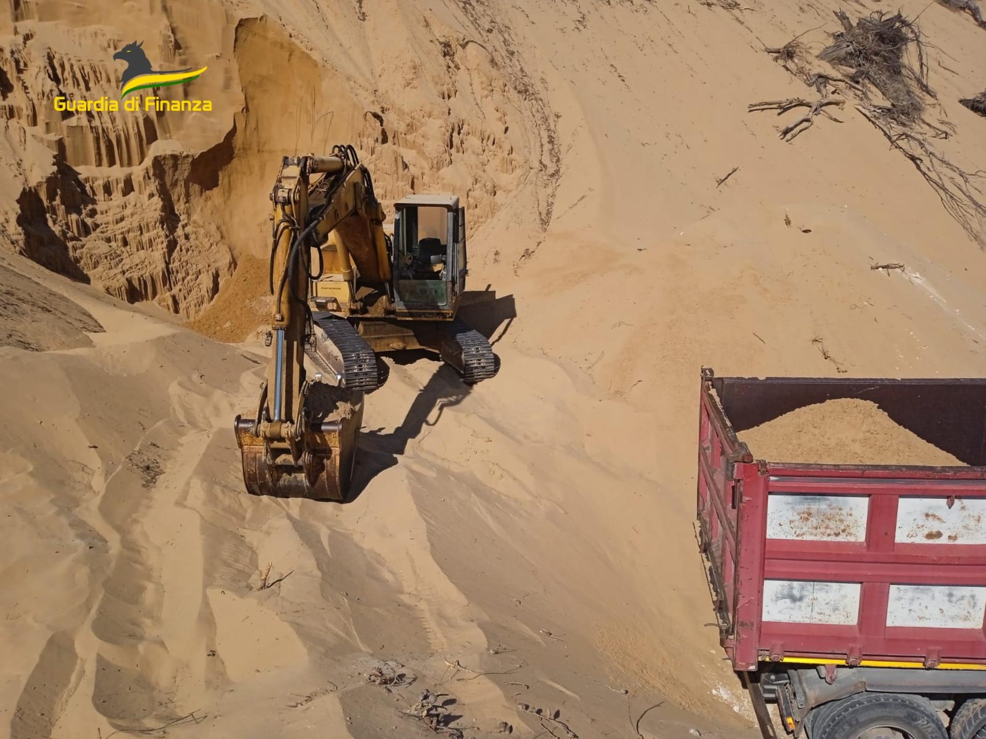 Ispica, con la ruspa distrugge duna protetta: arrestato dalle Fiamme Gialle