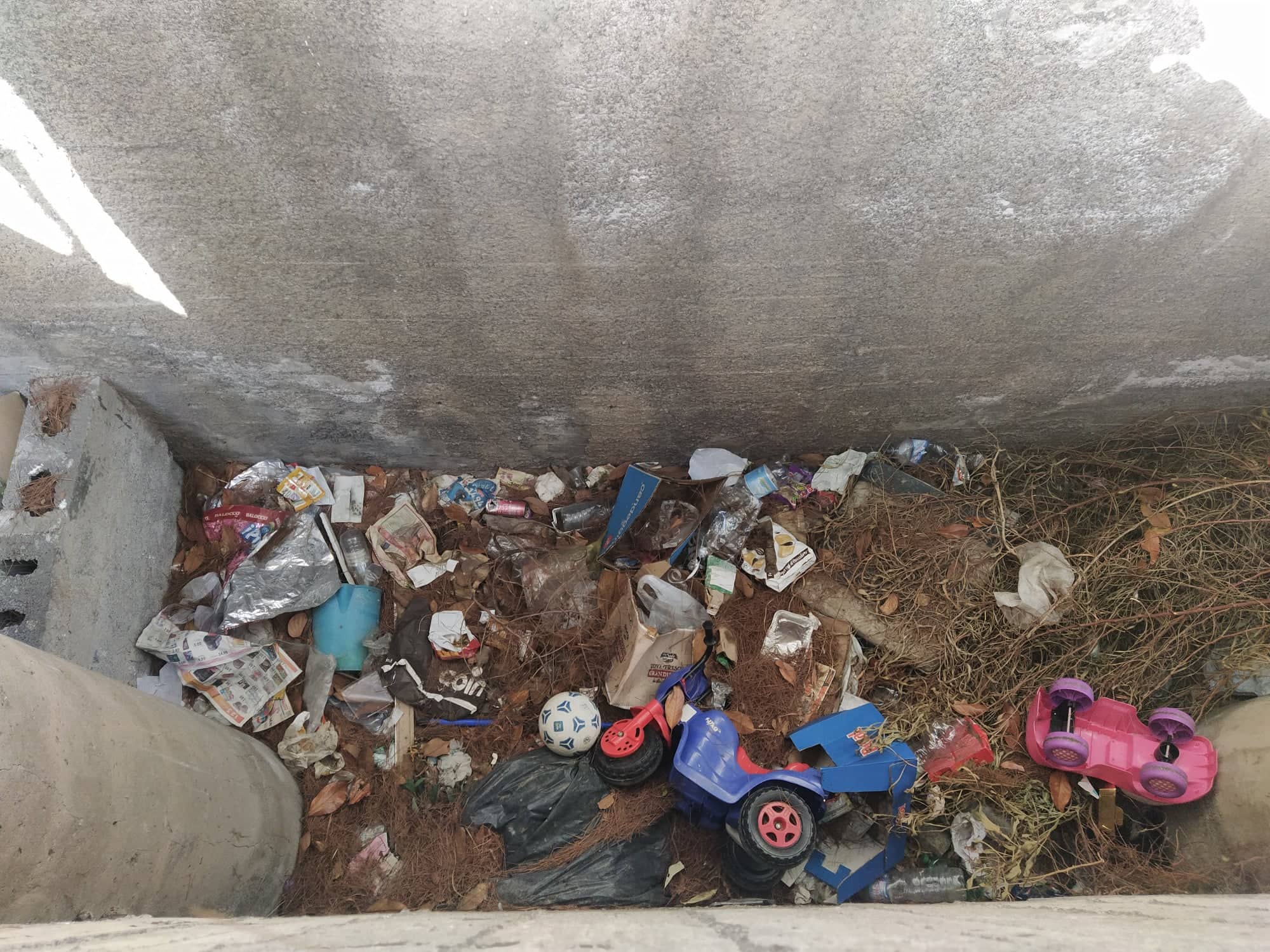 Fogne in strada e cumuli di rifiuti: bomba ecologica a Librino