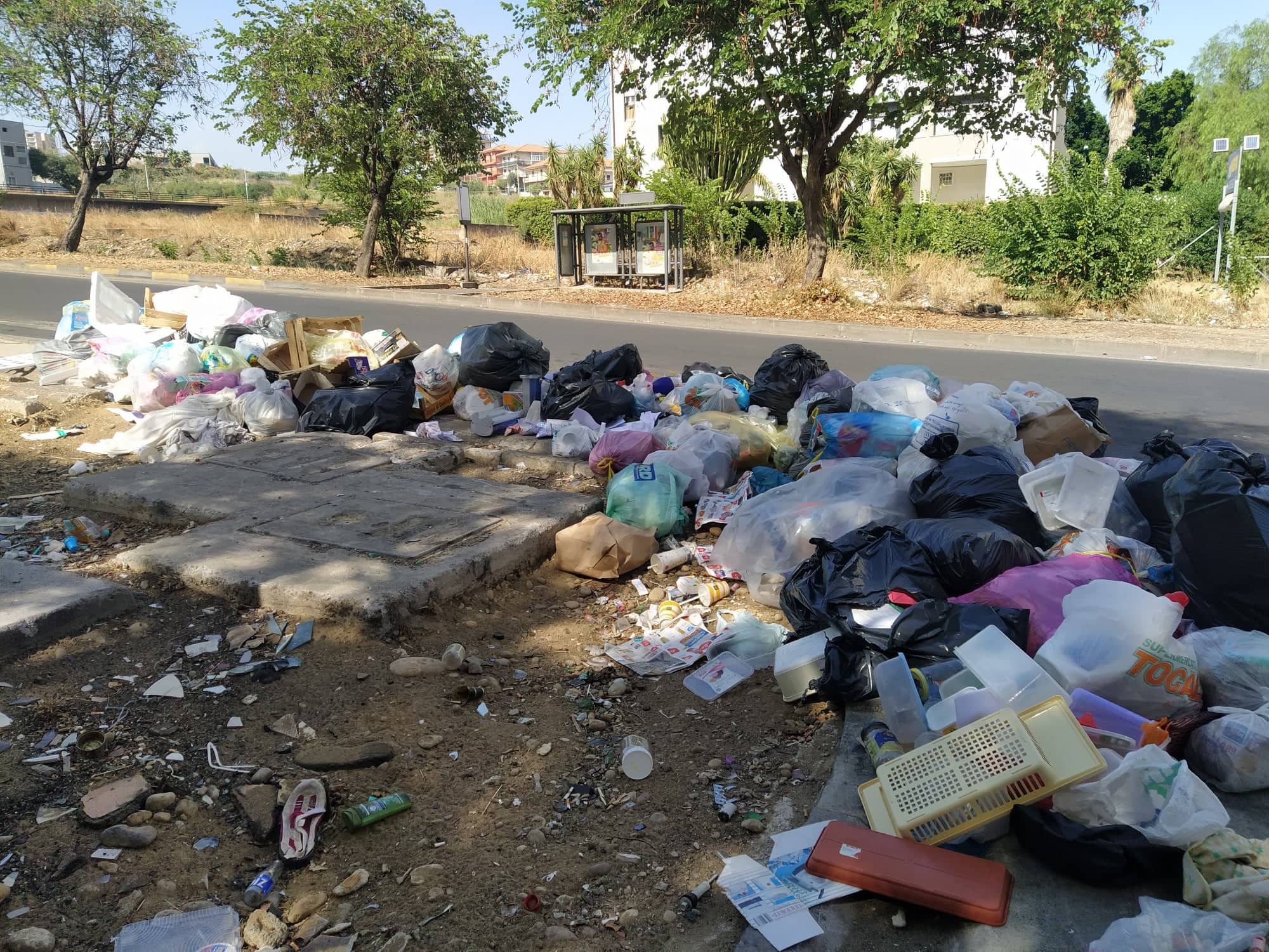 Fogne in strada e cumuli di rifiuti: bomba ecologica a Librino