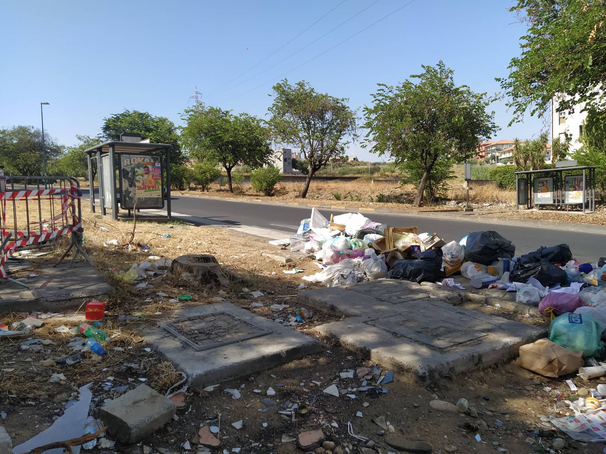 Fogne in strada e cumuli di rifiuti: bomba ecologica a Librino