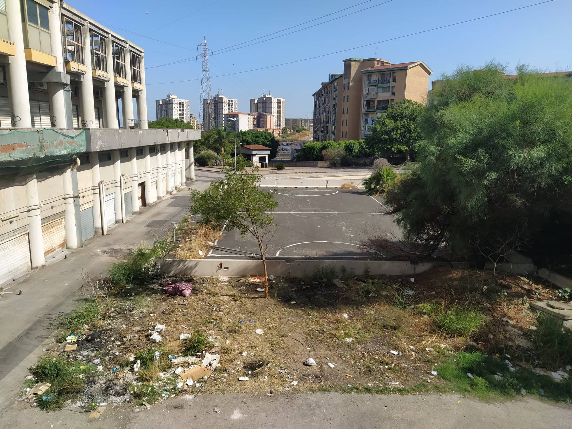Fogne in strada e cumuli di rifiuti: bomba ecologica a Librino