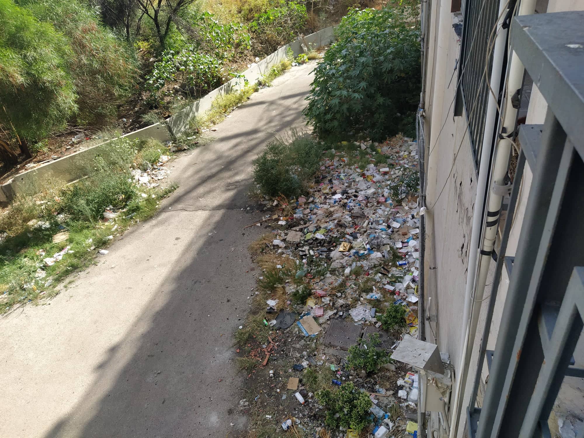 Fogne in strada e cumuli di rifiuti: bomba ecologica a Librino