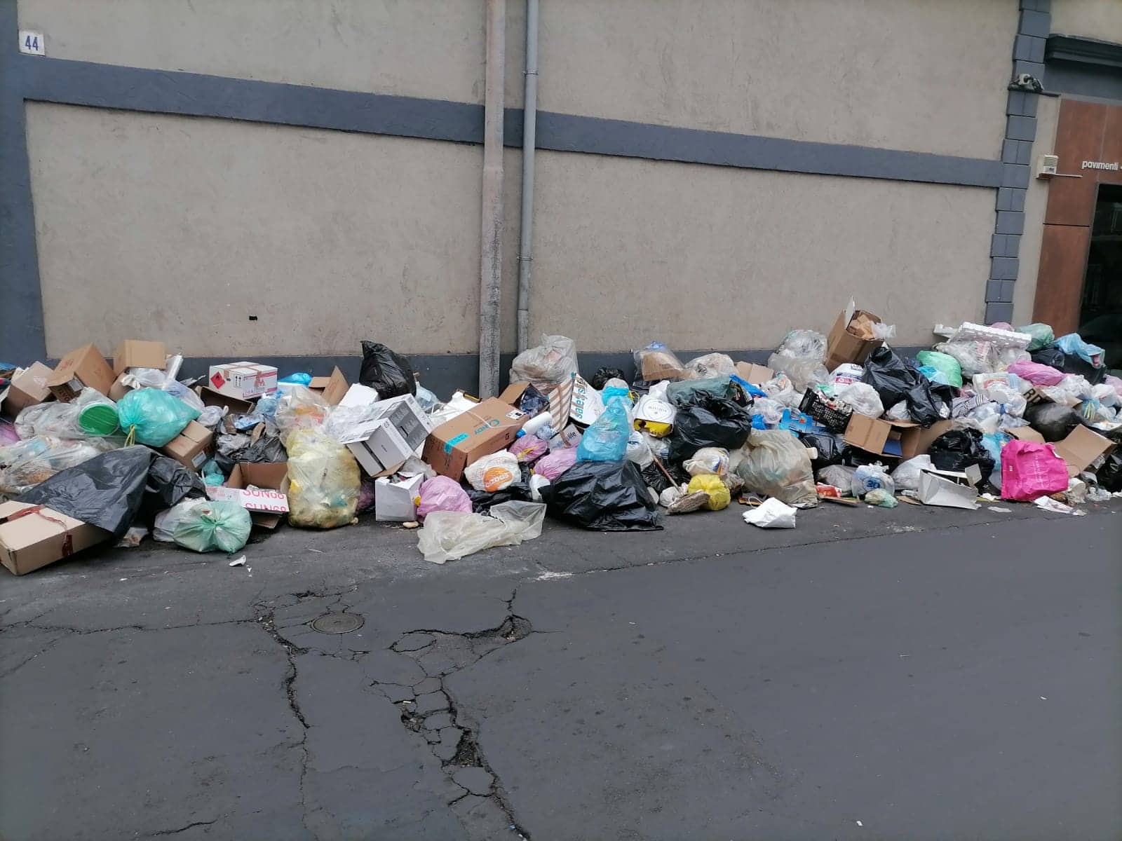 Rifiuti, a Catania l’emergenza continua: cumuli su strade e di fronte ai negozi VIDEO