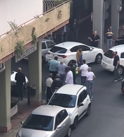 La discussione degenera: rissa a Mascalucia, bastonate in pieno centro VIDEO