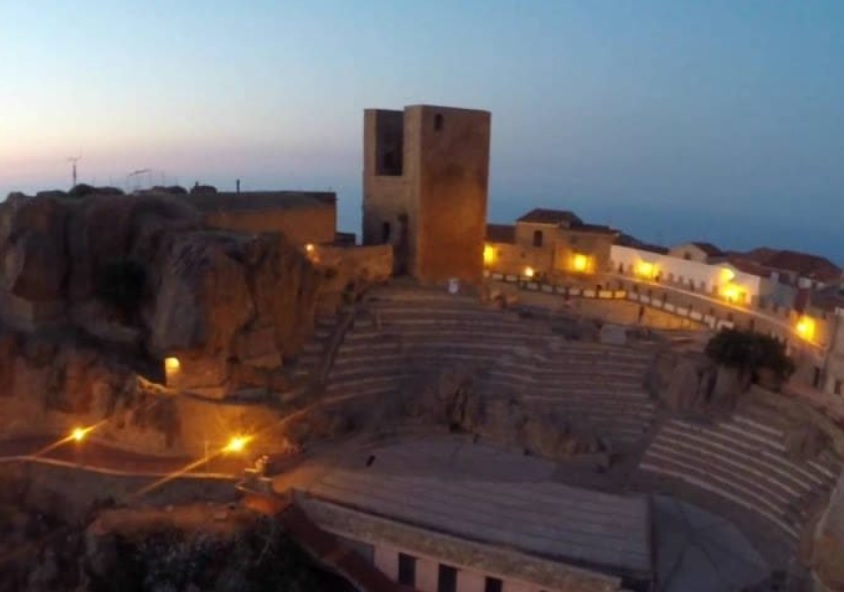 Choc al Teatro, 65enne muore sotto gli occhi dei parenti: sospeso lo spettacolo