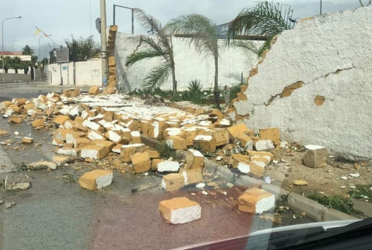 Violenta tromba d’aria in Sicilia, muro si sbriciola come niente. Danni nelle strade