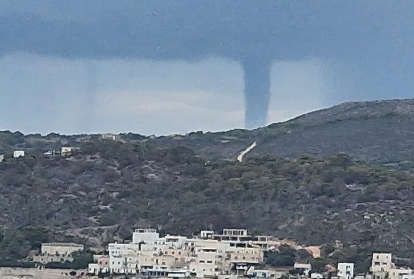 Maltempo in Sicilia, strade allagate in pochi minuti. Avvistata tromba marina