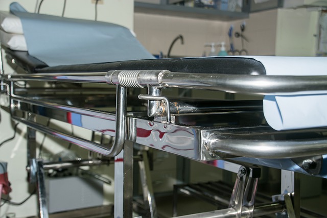 Caduta dalla barella all’ospedale Garibaldi e morta per emorragia: due a processo