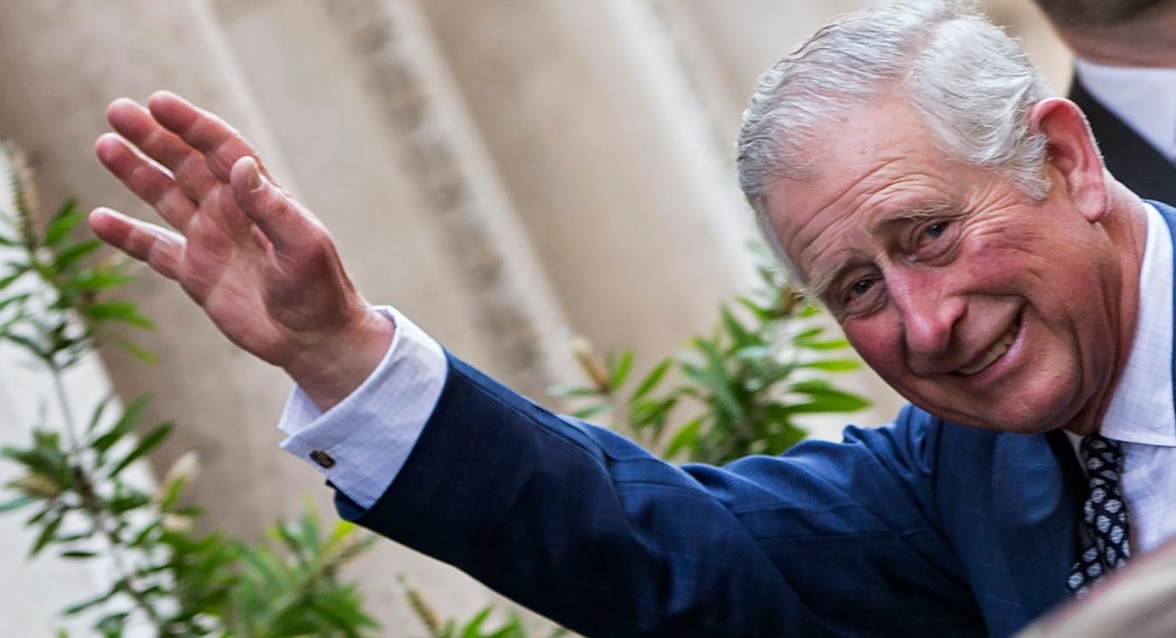 Amburgo, c’è Re Carlo: ambientalisti rovesciano olio nero in strada