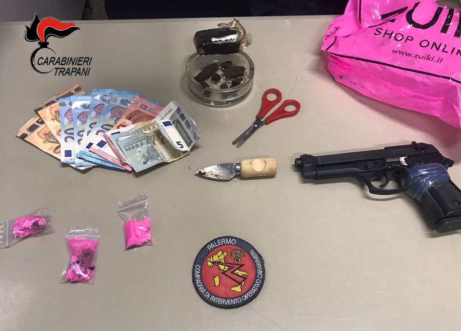 Prende il Reddito di Cittadinanza e spaccia per “arrotondare”, 24enne in manette