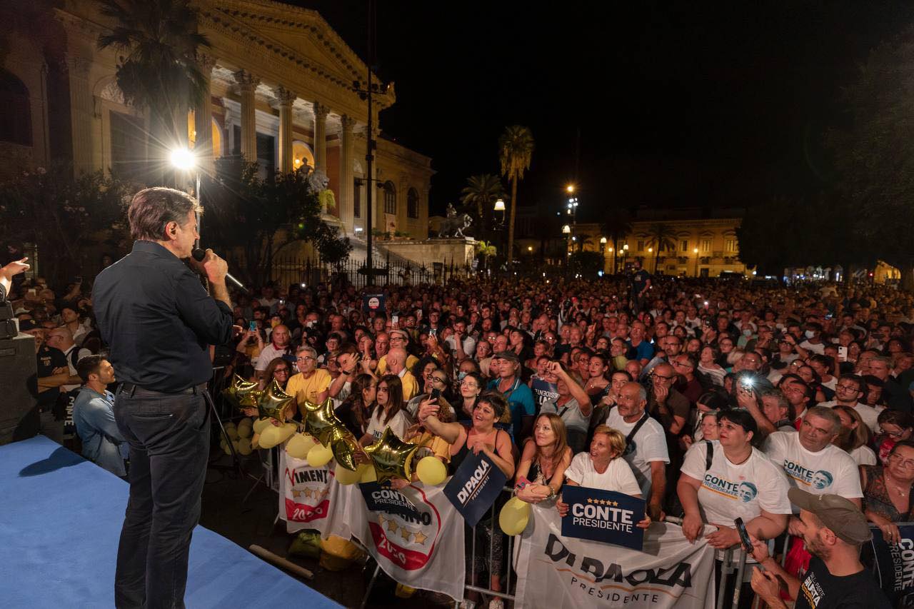 Elezioni Sicilia, bagno di folla per Conte a Palermo: migliaia al comizio di piazza Verdi – VIDEO