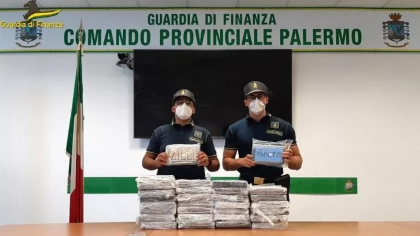 Palermo, in auto aveva 33 chili di cocaina: arrestato corriere della droga