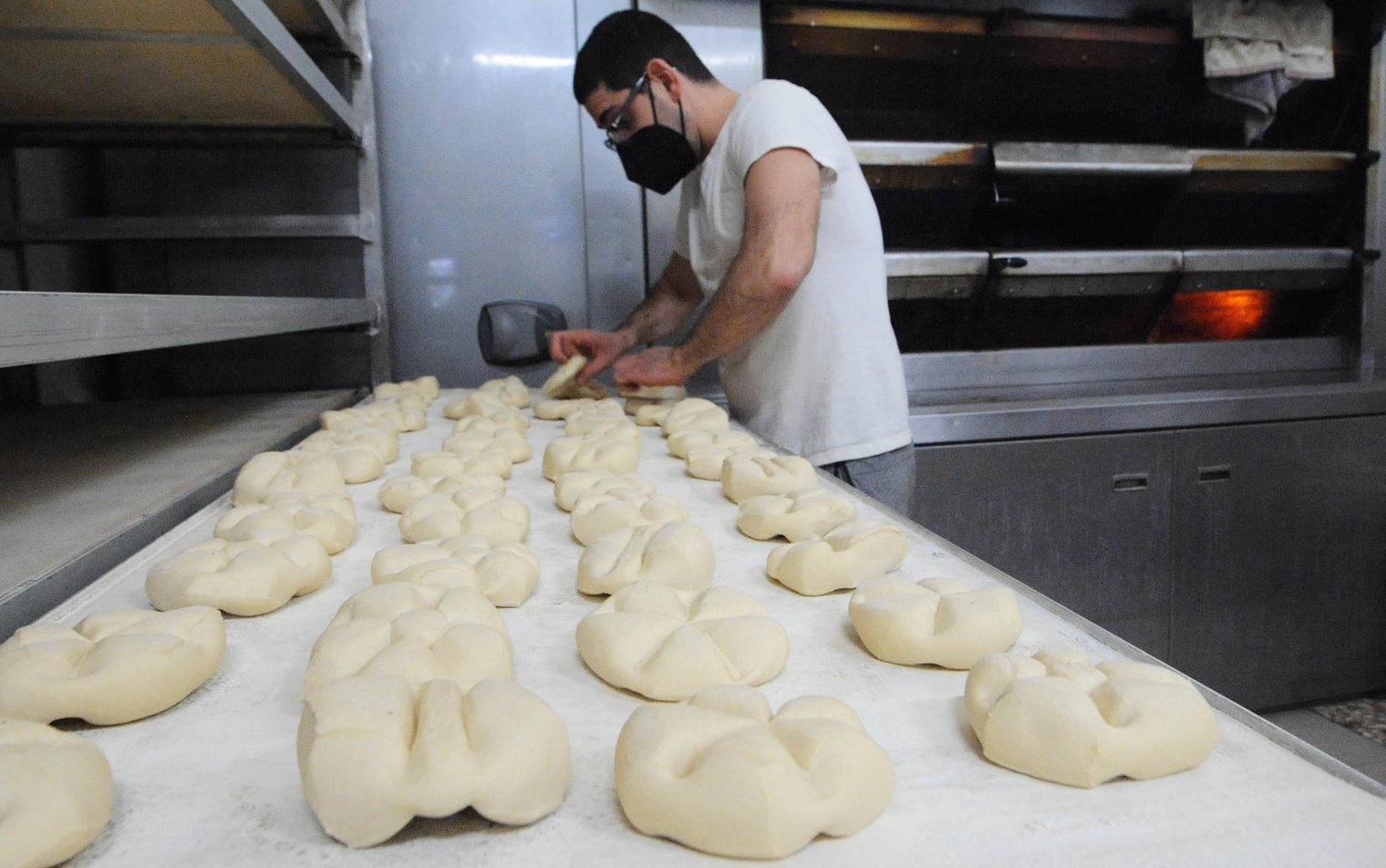 Caro bollette in Sicilia: a rischio la produzione del pane artigianale