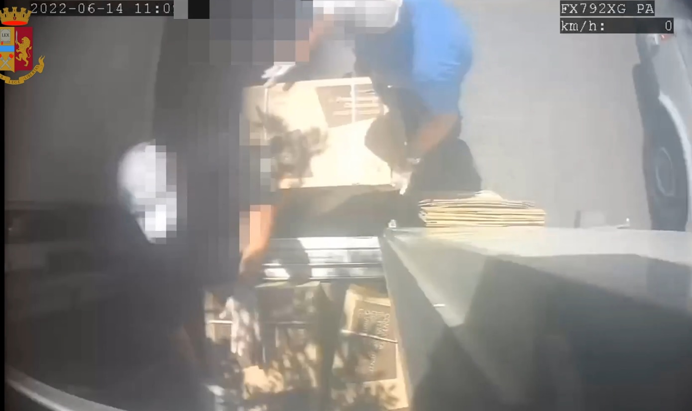 Palermo, rapina al furgone di sigarette: il video che incastra i due malviventi