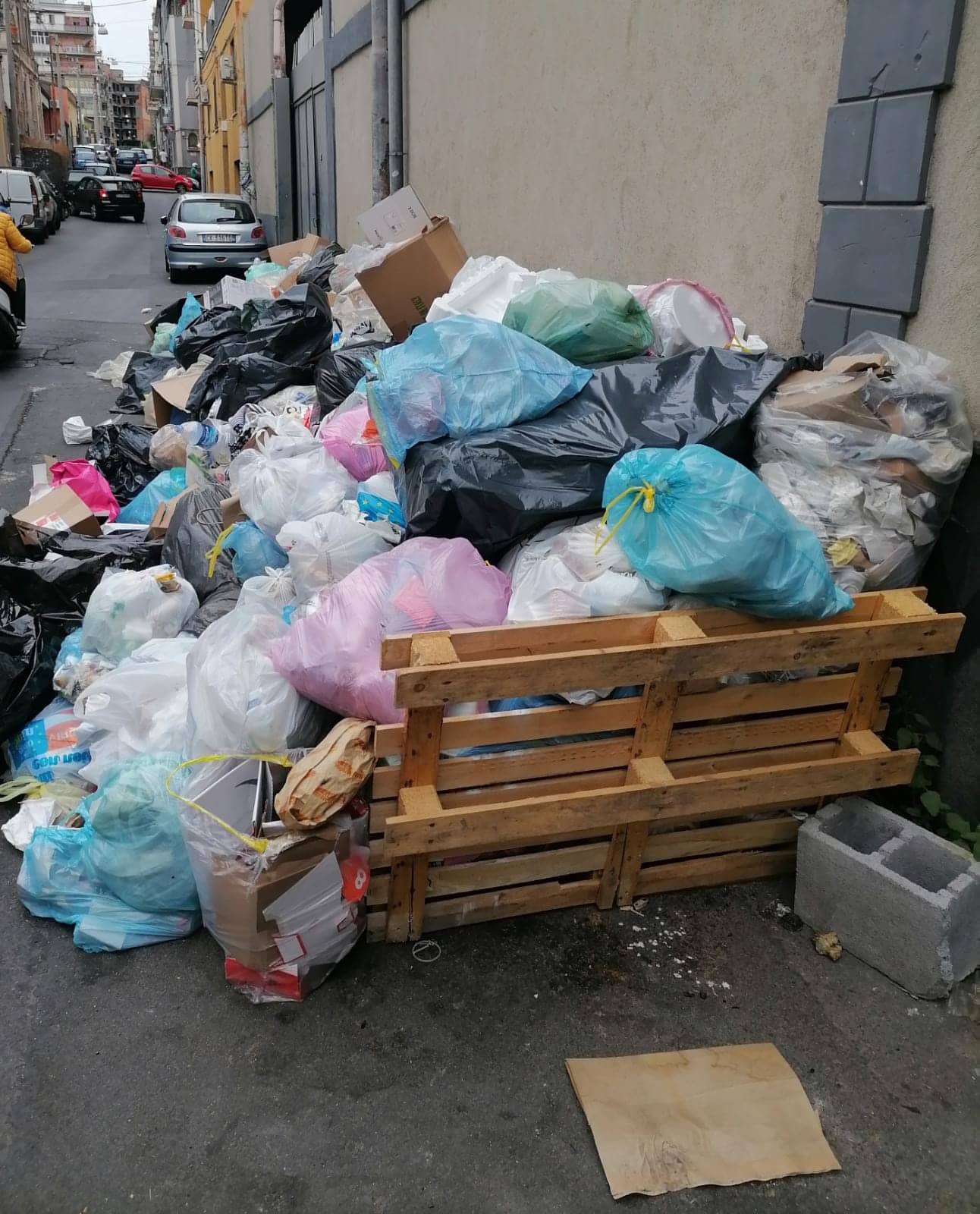 Rifiuti, a Catania l’emergenza continua: cumuli su strade e di fronte ai negozi VIDEO