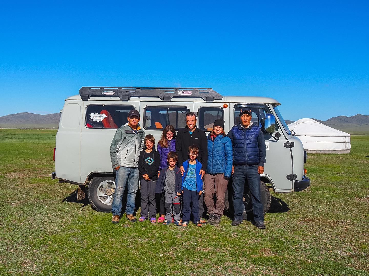I figli perderanno la vista, genitori organizzano viaggio intorno al mondo: l’incredibile storia