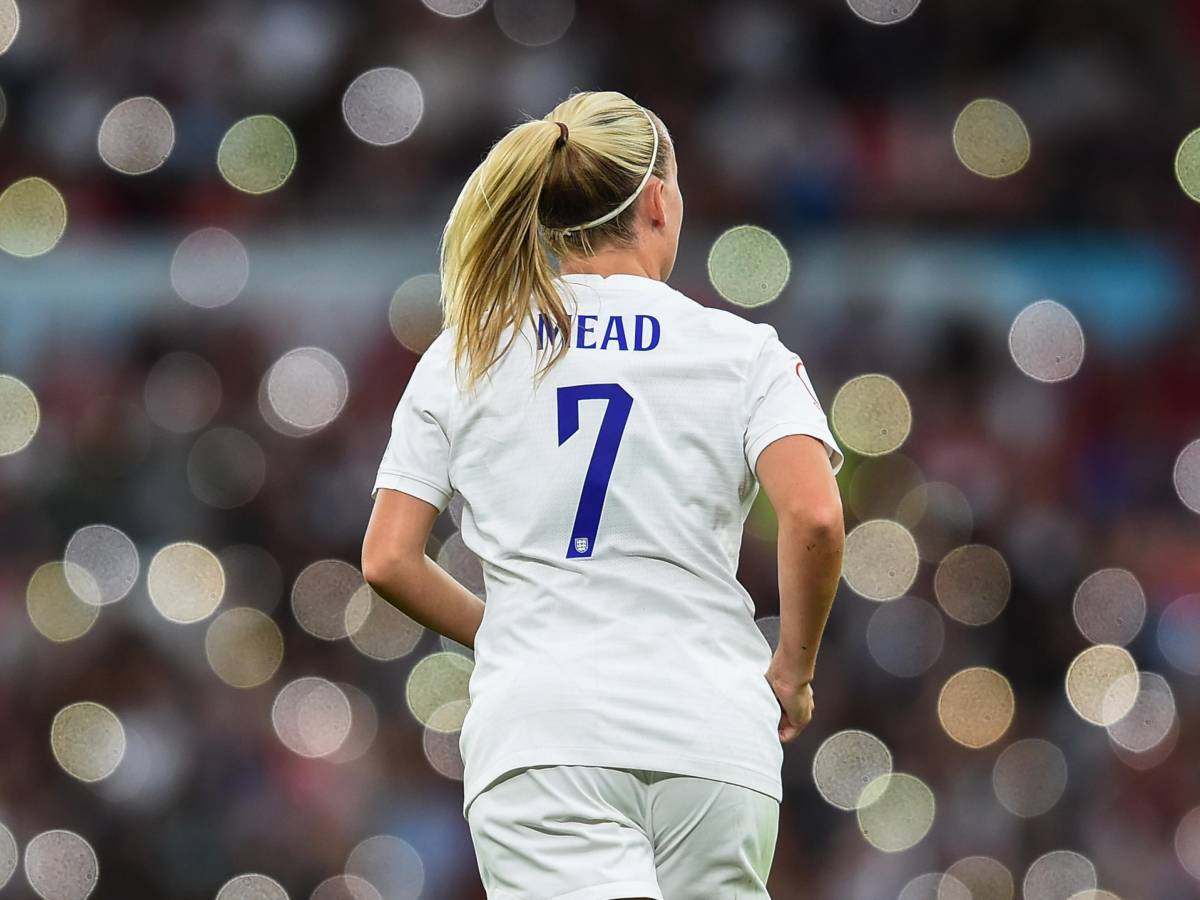 Ciclo mestruale puó sporcare i pantaloncini bianchi delle calciatrici: il City li abolisce