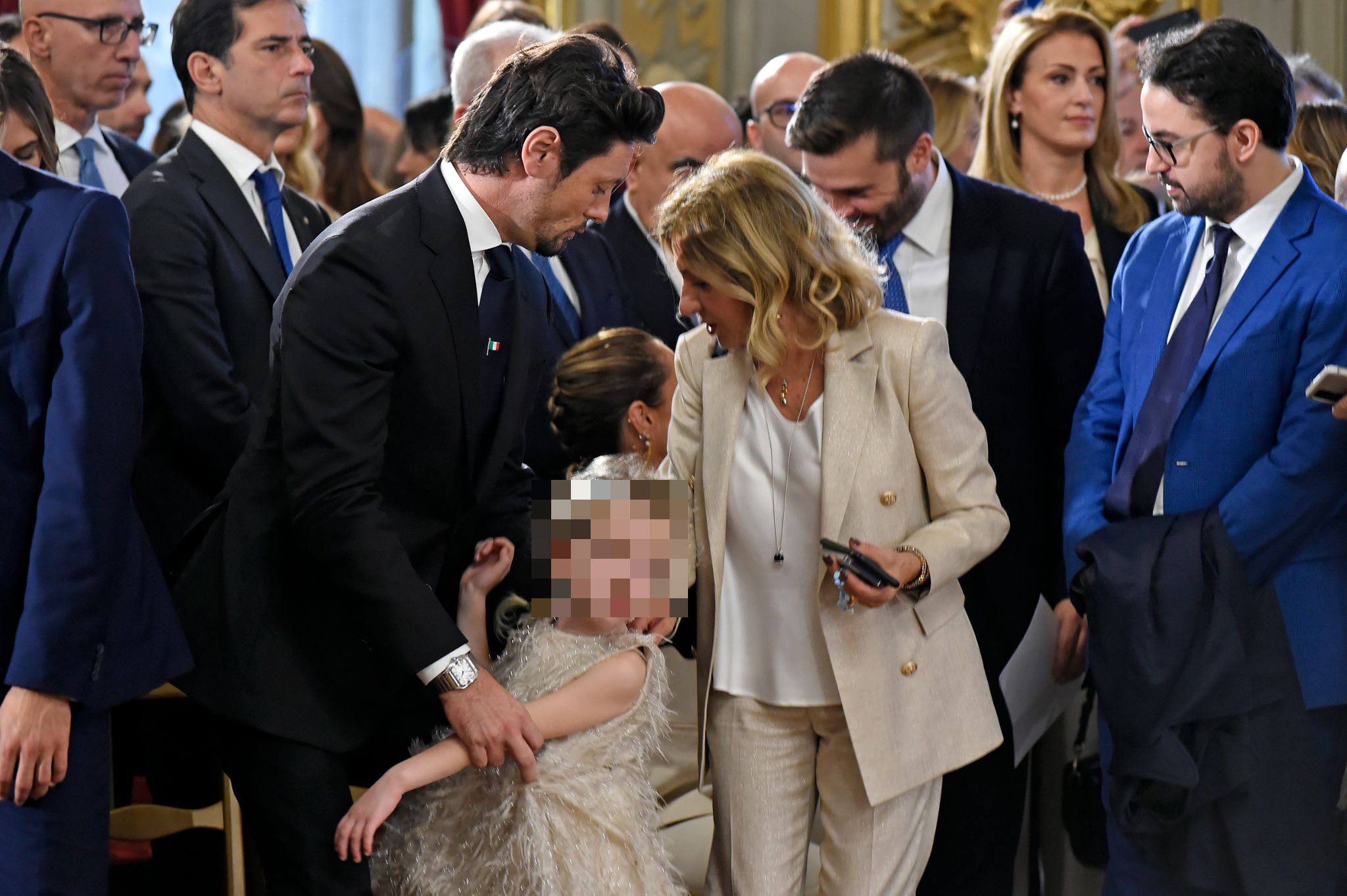 Il compagno Andrea e la figlia Ginevra, come è cambiata la vita della famiglia di Giorgia Meloni tra casa, impegni e viaggi