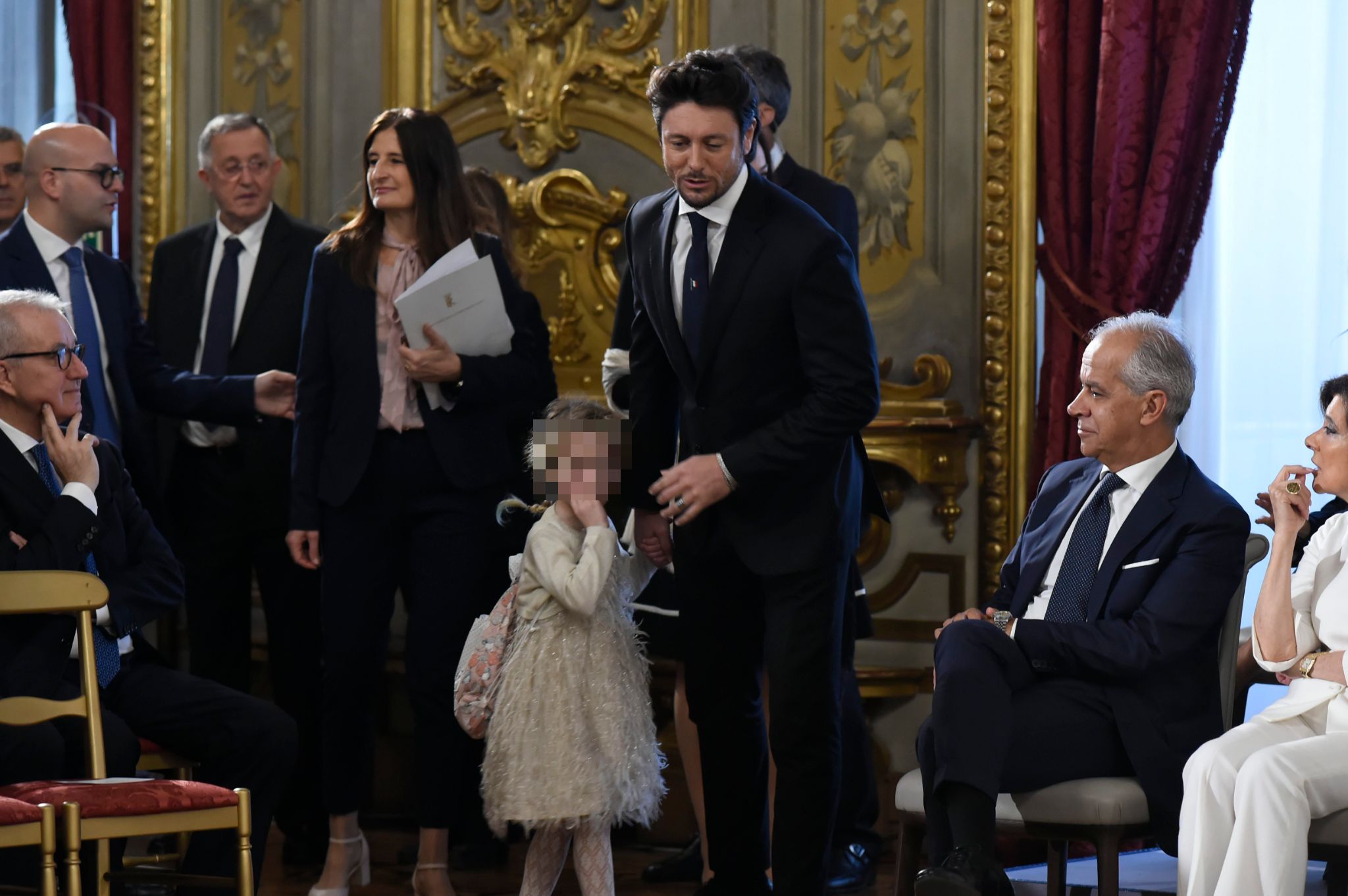 Il compagno Andrea e la figlia Ginevra, come è cambiata la vita della famiglia di Giorgia Meloni tra casa, impegni e viaggi