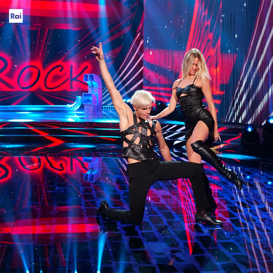 Ballando con le Stelle 2022, la Lucarelli si commuove dopo il ballo del compagno: gli eliminati della prima puntata