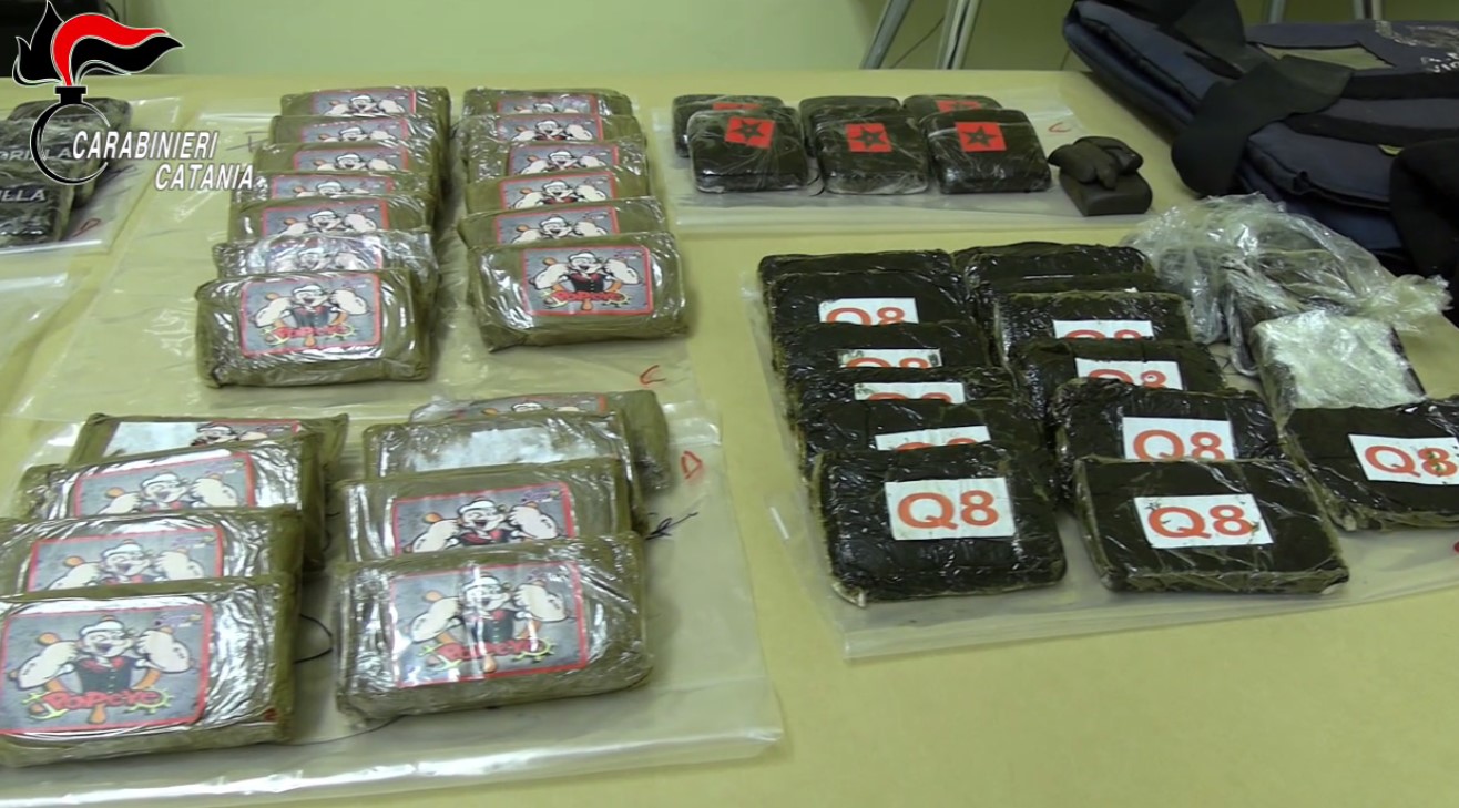 Droga e armi a Librino, trovato arsenale in palazzina: in manette 35enne – VIDEO