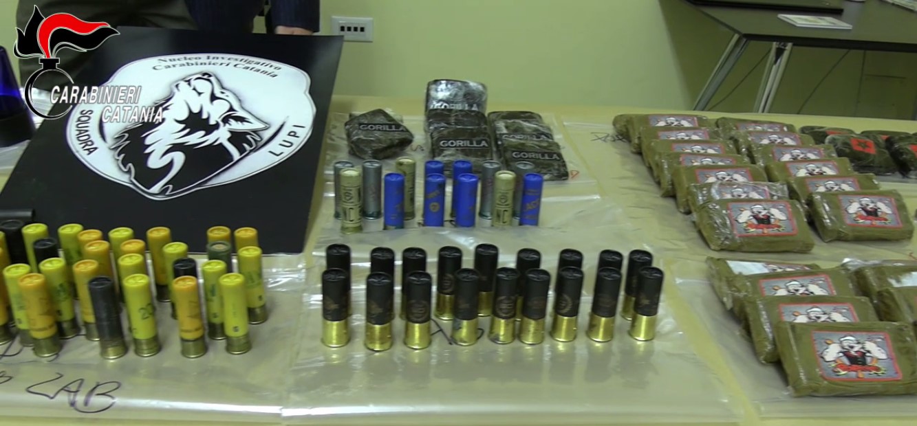 Droga e armi a Librino, trovato arsenale in palazzina: in manette 35enne – VIDEO