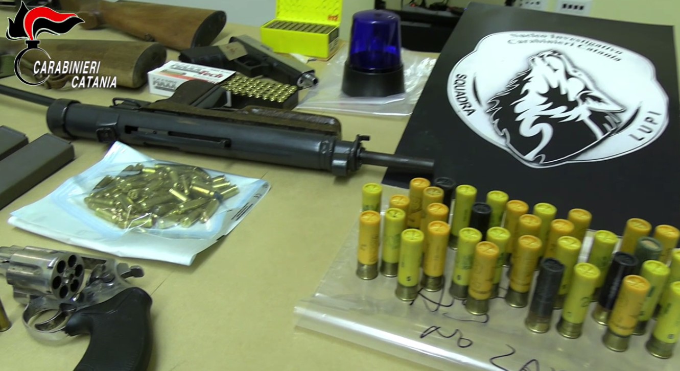 Droga e armi a Librino, trovato arsenale in palazzina: in manette 35enne – VIDEO