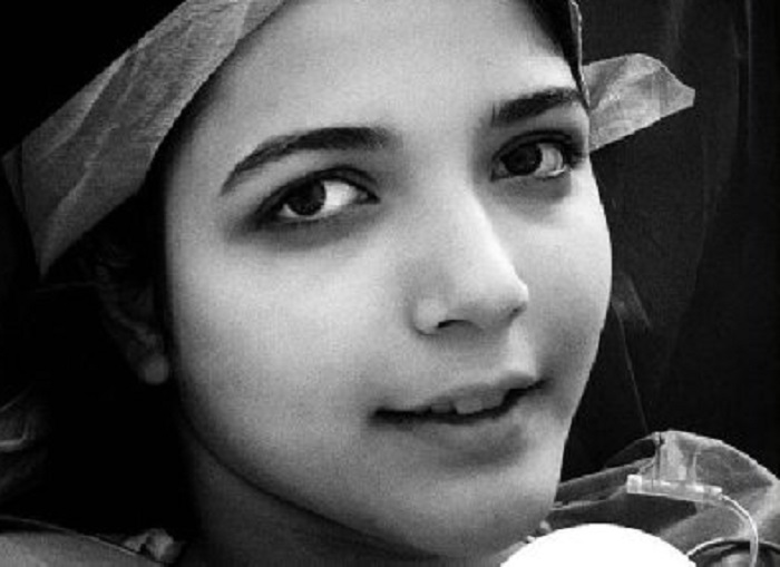Orrore a scuola in Iran, 16enne picchiata a morte per un inno non cantato: chi era Asra Panahi