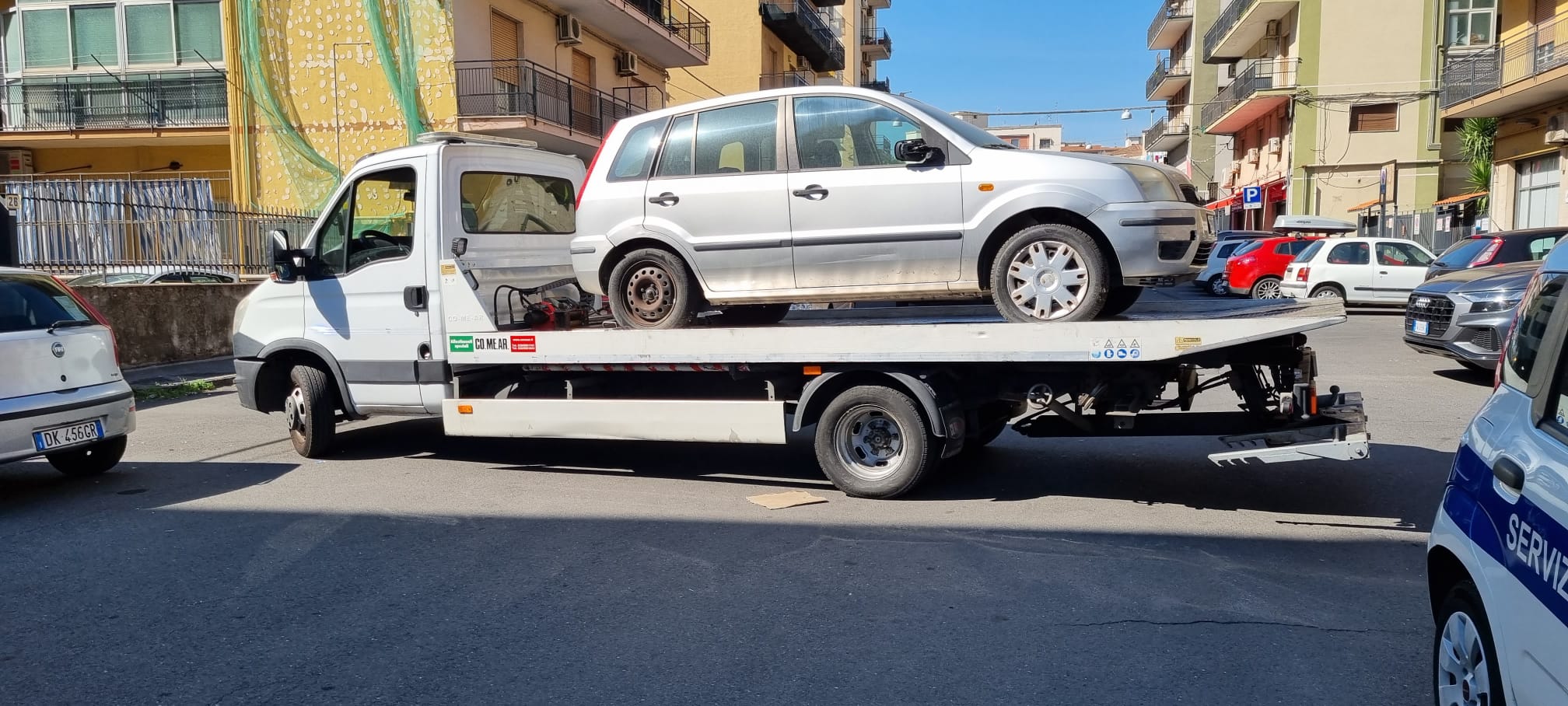 Catania, rimosse auto in via Patanè: zona dell’aggressione a operatore di ripresa
