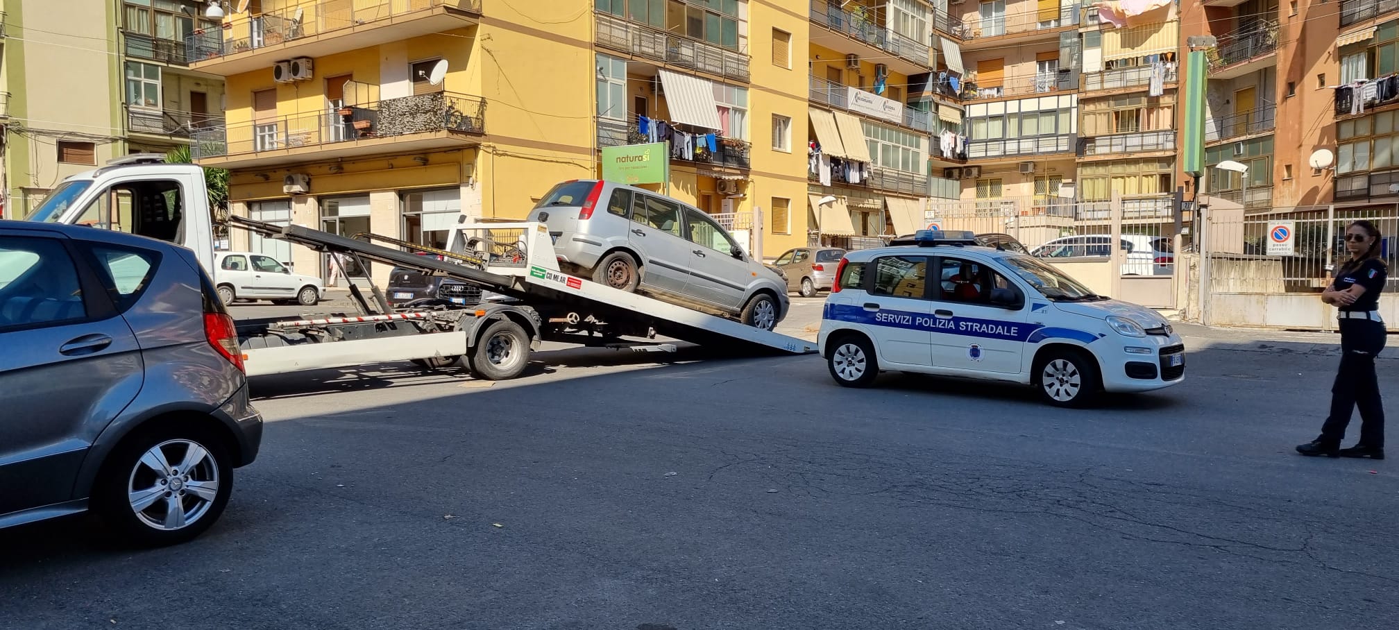 Catania, rimosse auto in via Patanè: zona dell’aggressione a operatore di ripresa