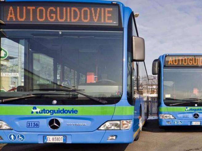 Calci e morsi ai controllori del bus che gli chiedono il biglietto