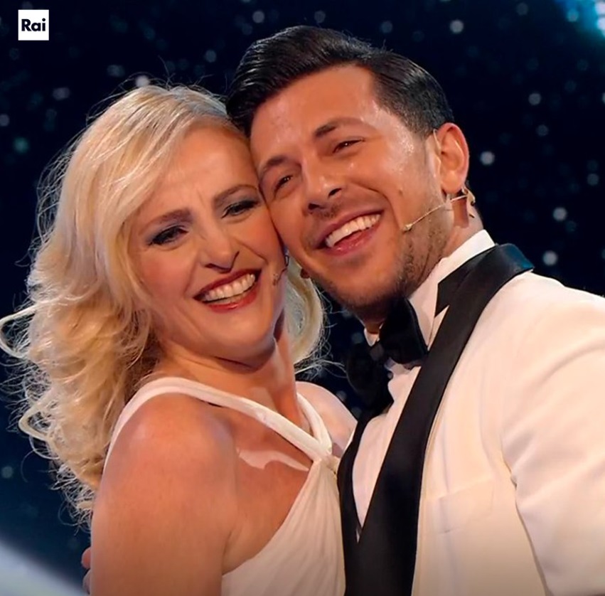 Ballando con le stelle 2022, terza puntata: colpo di scena finale e polemiche Ballando con le stelle 2022, terza puntata: colpo di scena finale e polemiche