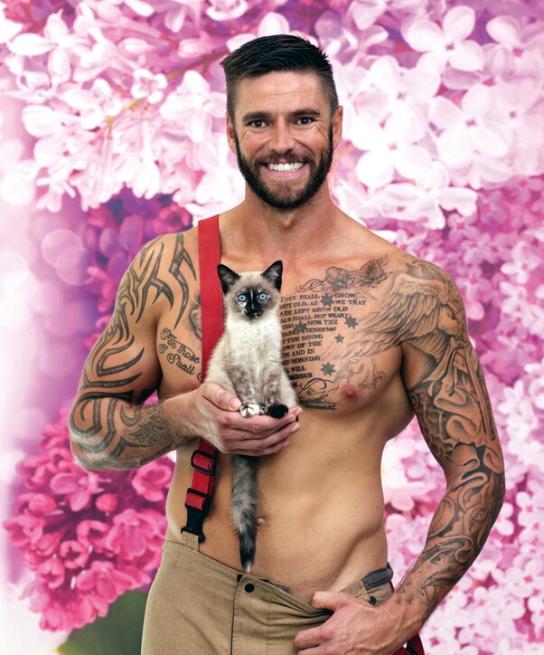 Sexy calendario dei vigili del fuoco australiani con teneri animali: in vendita a scopo benefico Sexy calendario dei vigili del fuoco australiani con teneri animali: in vendita a scopo benefico