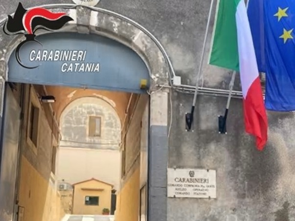 È ai domiciliari ma non resiste alla “tentazione” di spacciare: pusher arrestato a San Cristoforo