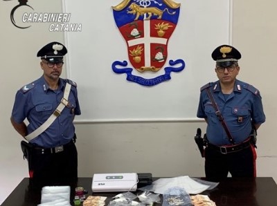 Droga nascosta dietro al forno a microonde: arrestato pusher 31enne nel Catanese