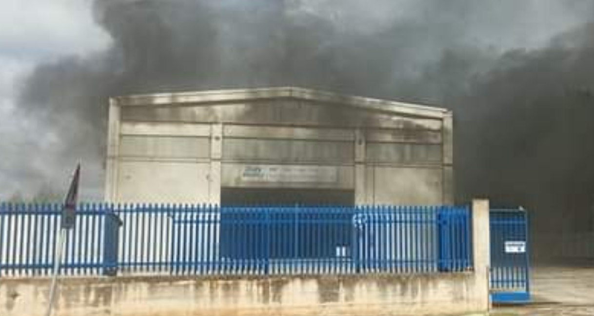 Carini, incendio in un capannone: possibile cortocircuito