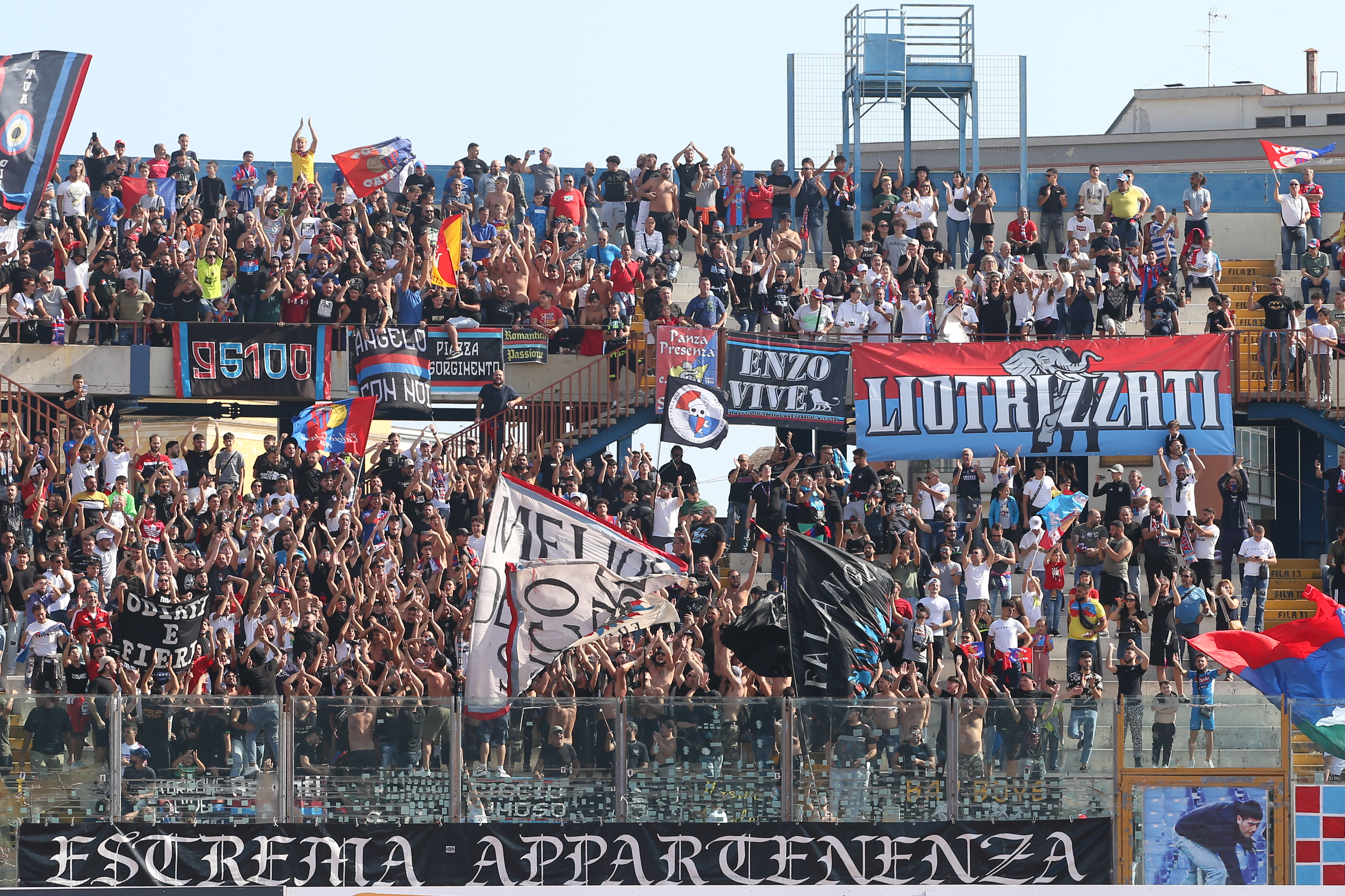 Fumogeno in campo durante la partita del Catania: ultras denunciato