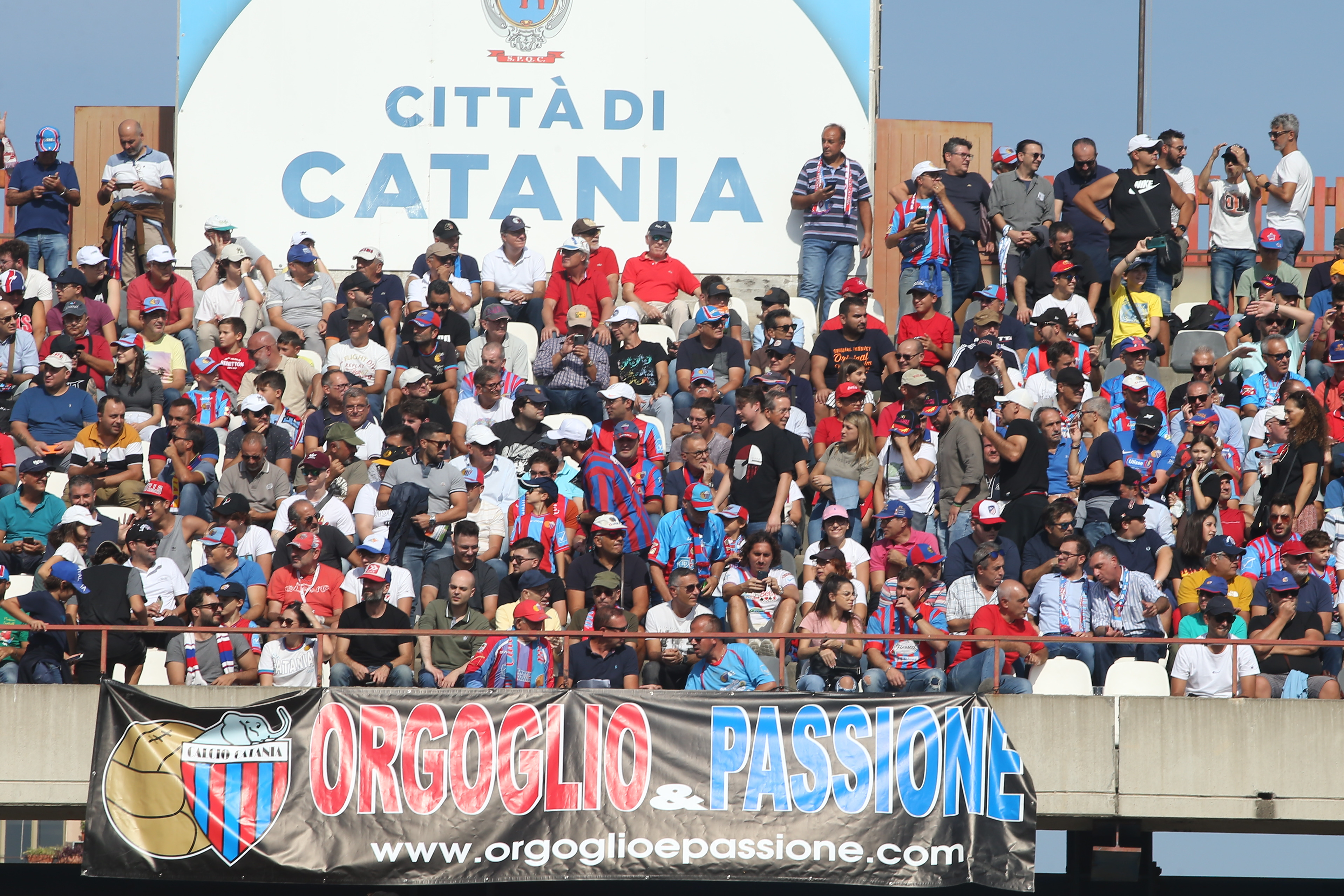Catania-Castrovillari 4-0, lo spettacolo del Massimino: l’entusiasmo dei tifosi sugli spalti – FOTO e VIDEO
