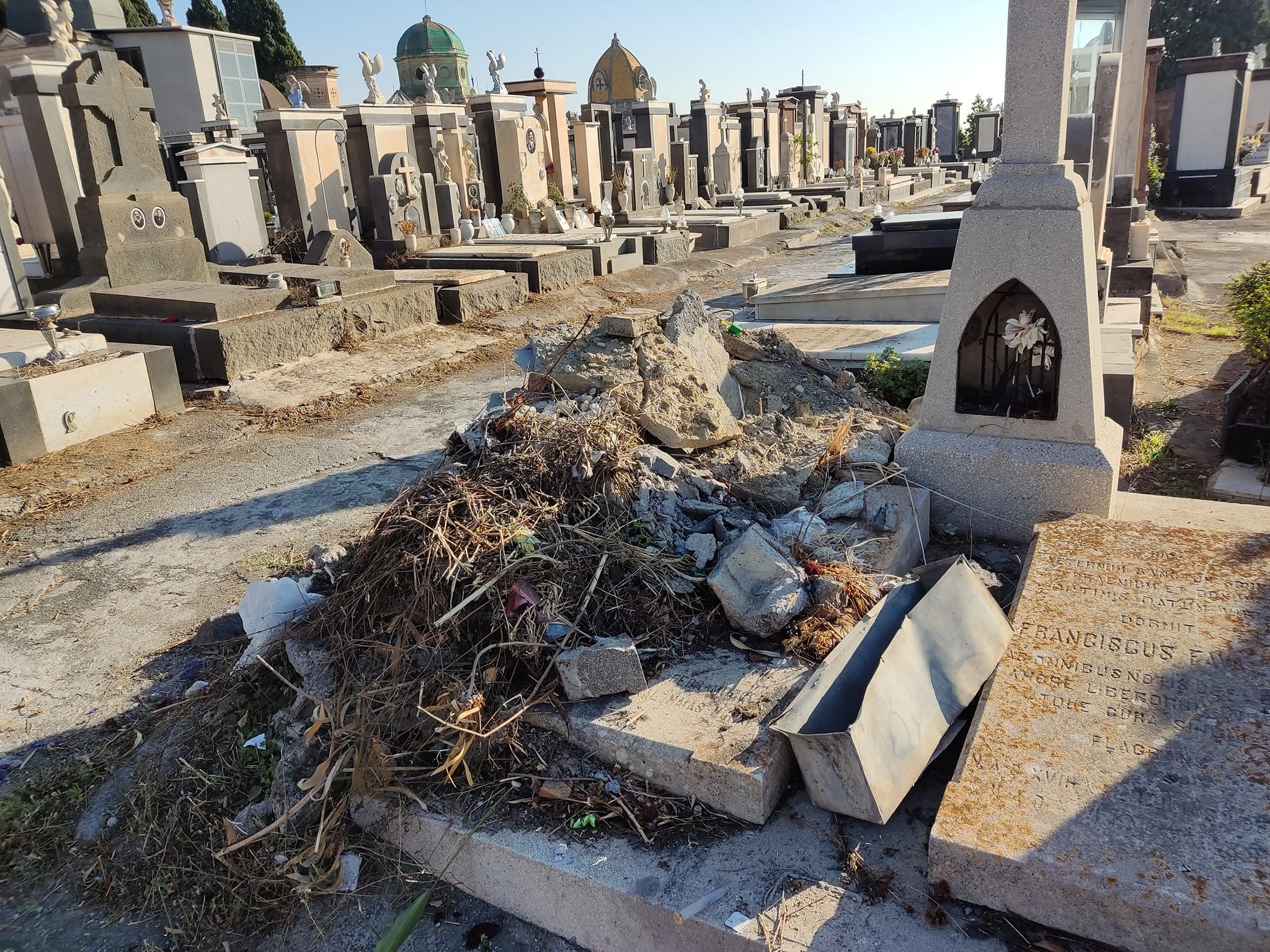 Catania, la denuncia del M5S sul cimitero: “Come la città, siamo in mano a nessuno” FOTO