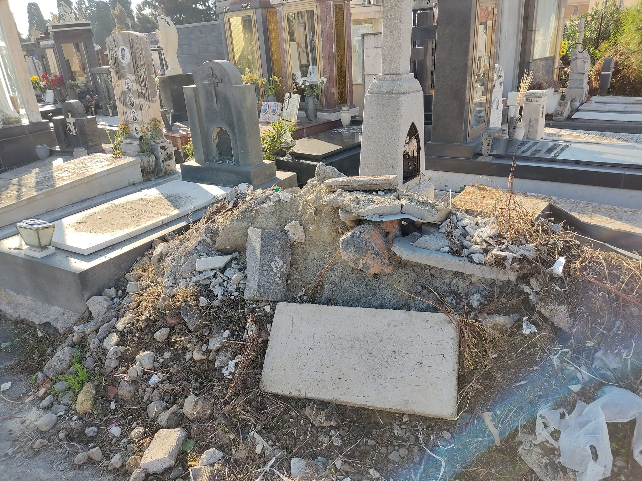 Catania, la denuncia del M5S sul cimitero: “Come la città, siamo in mano a nessuno” FOTO