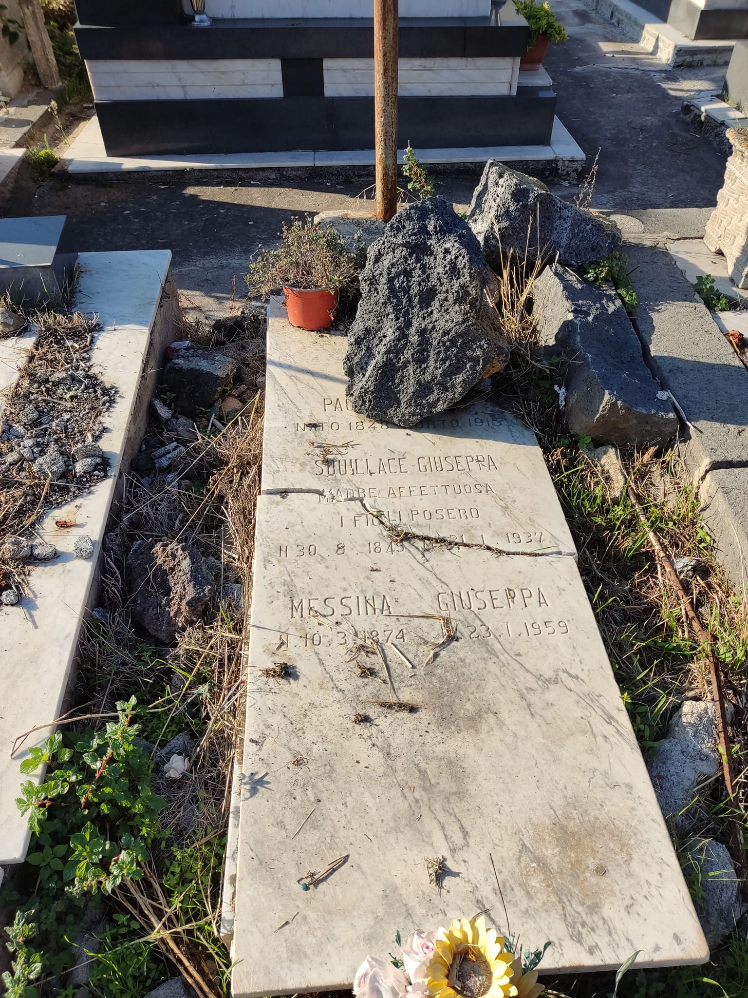 Catania, la denuncia del M5S sul cimitero: “Come la città, siamo in mano a nessuno” FOTO