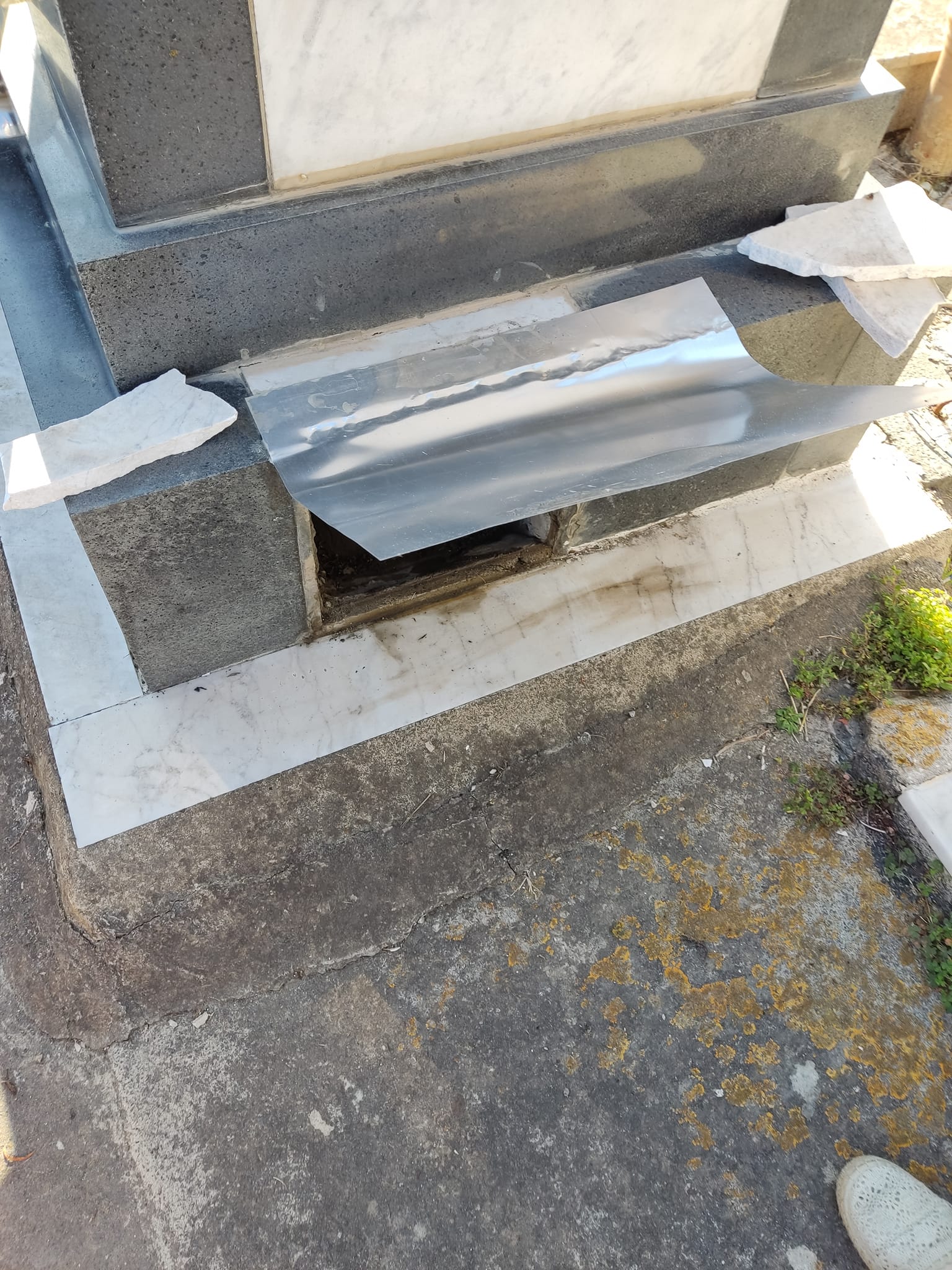 Catania, la denuncia del M5S sul cimitero: “Come la città, siamo in mano a nessuno” FOTO