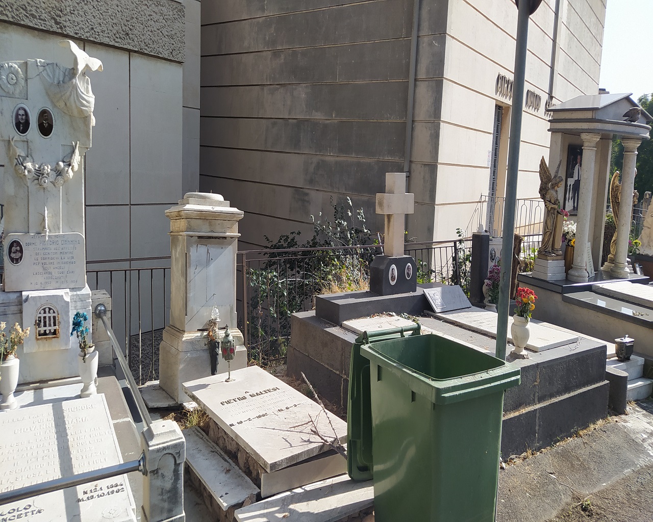 Commemorazione dei defunti, Cimitero di Catania nel degrado nonostante la pulizia – FOTO