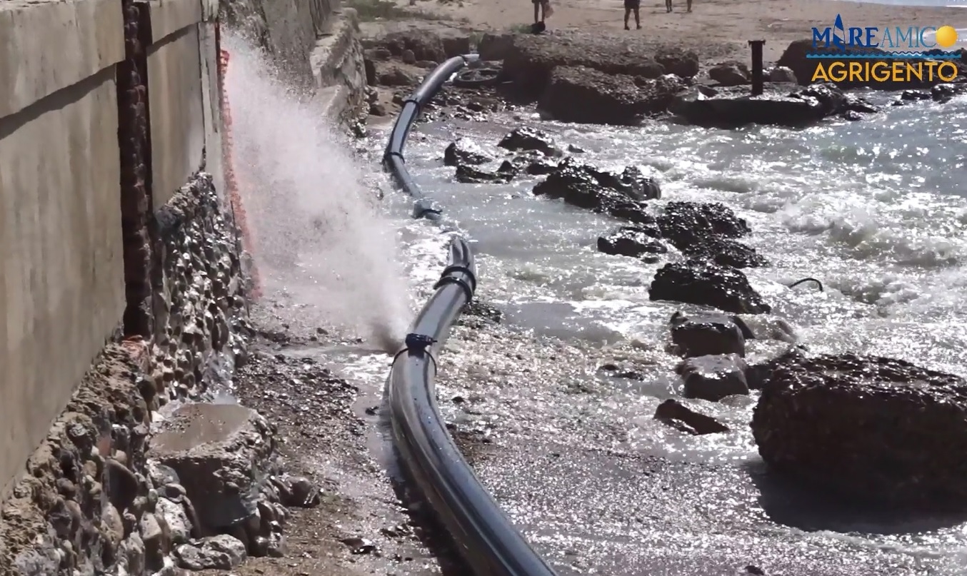 San Leone, mareggiata danneggia condotta: tonnellate di acqua fognaria in mare
