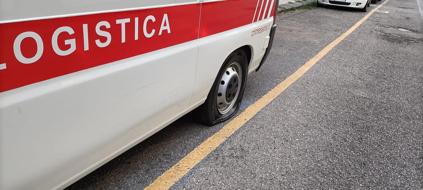 Raid vandalico nella notte, bucate gomme delle ambulanze della Croce Rossa: “Gesto ignobile”