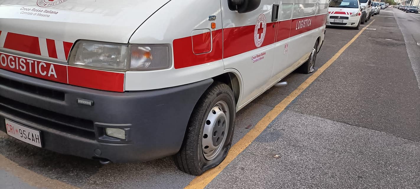 Raid vandalico nella notte, bucate gomme delle ambulanze della Croce Rossa: “Gesto ignobile”